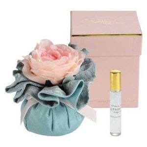 Gift box with elegant decoration Gingembre et Thé blanc